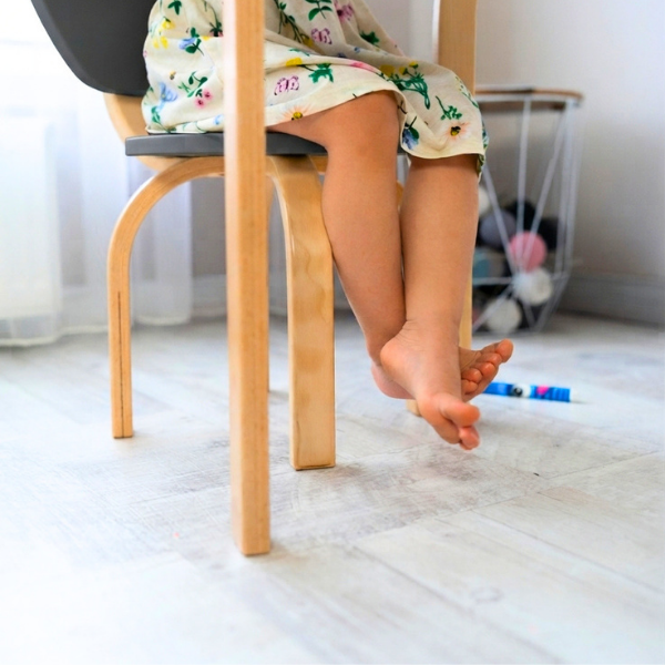 Dětská židlička Zukko Gekko Kids. Tmavě šedá / Přírodní buk